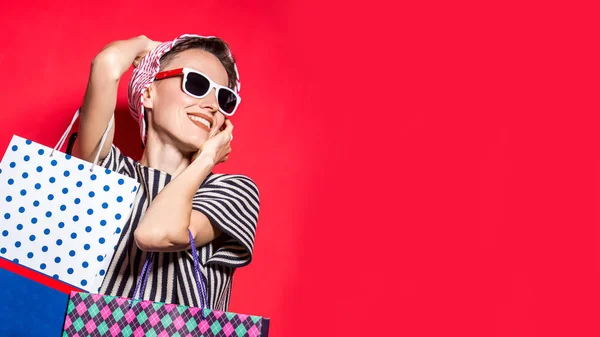 Mujer Compras Feliz Con Bolsas Compras Sobre Fondo Rojo Brillante —  Fotos de Stock