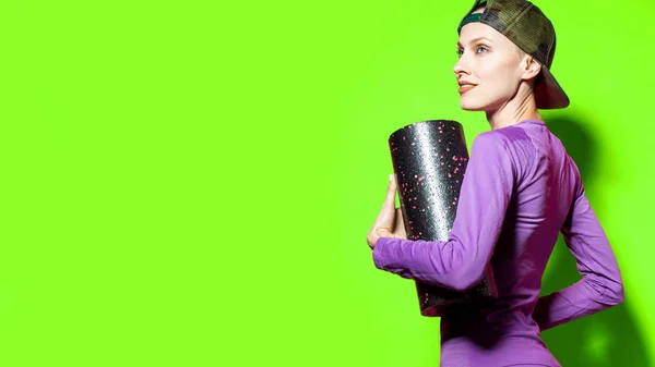 緑の背景に隔離された泡ローラーと魅力的なフィット女性のクローズアップ画像 — ストック写真