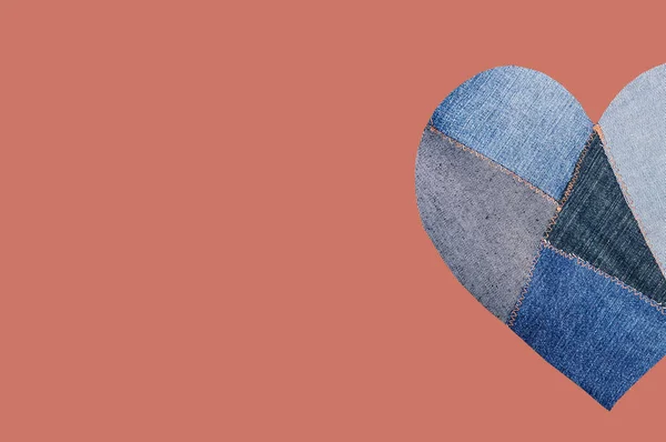 Een Gescheurd Spijkerhart Jeans Hart Lappendeken — Stockfoto