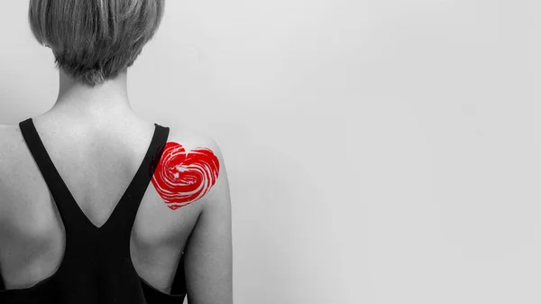 Cuore Rosso Tatuaggio Decorativo Una Spalla Bianco Nero Giorno San — Foto Stock