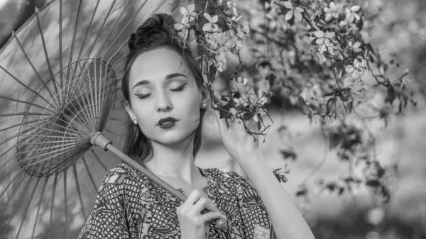 Mujer Japonesa Kimono Con Paraguas —  Fotos de Stock