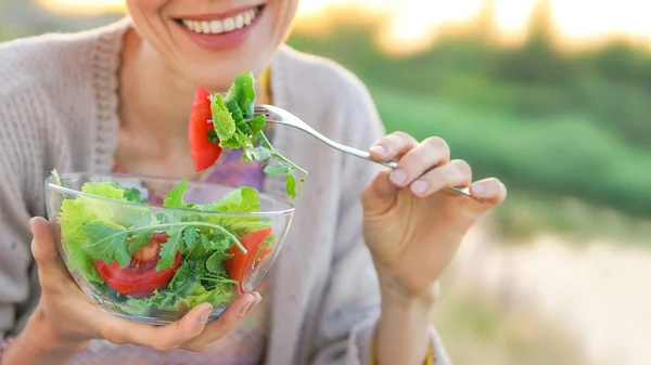 Schöne Kaukasische Frau Isst Salat Über Grünen Natürlichen Hintergrund — Stockfoto