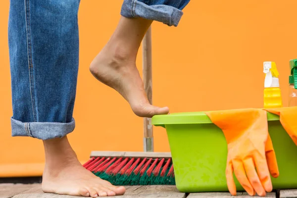 Mujer Con Suministros Casa Lista Para Limpiar Habitación Limpieza Primavera —  Fotos de Stock