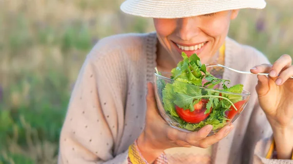 Beautiful Caucasian Woman Eating Salad Green Natural Background Sunset Sunrise — 스톡 사진