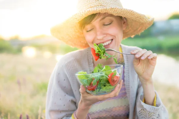 Beautiful Caucasian Woman Eating Salad Green Natural Background Sunset Sunrise — Stock Photo, Image