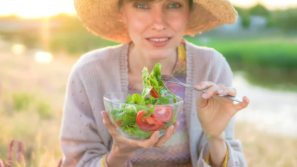 Yeşil Arka Planda Salata Yiyen Beyaz Güzel Bir Kadın Gün — Stok fotoğraf