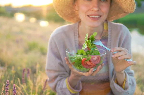 Vackra Kaukasiska Kvinna Äta Sallad Över Grön Naturliga Bakgrund — Stockfoto