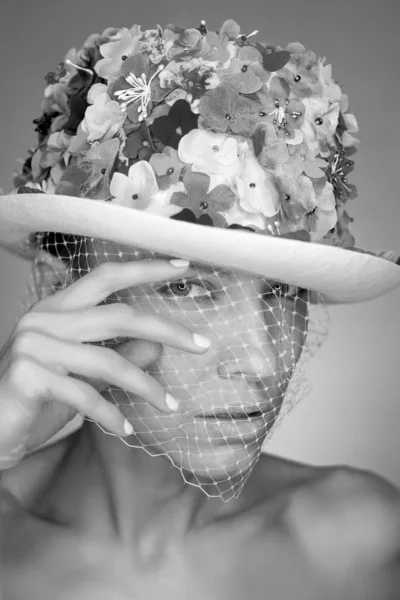 Elegante Sombrero Boda Verano Con Velo Maquillaje Brillante Blanco Negro — Foto de Stock