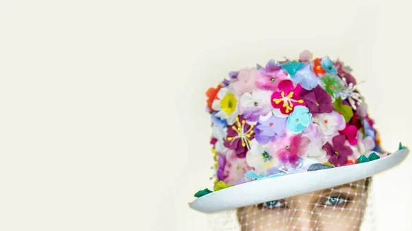 Beautiful Woman Wearing Spring Summer Hat Concept Hat Creamy Cake — Stock Photo, Image