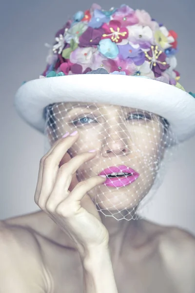 Elegant Sommar Brud Weraring Hatt Med Slöja Och Ljus Makeup — Stockfoto