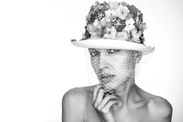 Elegante Noiva Verão Usando Chapéu Com Véu Maquiagem Brilhante — Fotografia de Stock