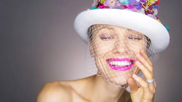 ベールと明るいメイクの帽子を身に着けているエレガントな夏の花嫁 — ストック写真