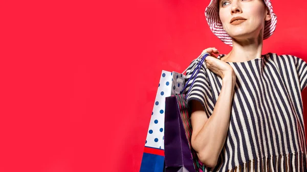 Felice Donna Dello Shopping Con Borse Della Spesa Sfondo Rosso — Foto Stock