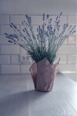 İçerideki vazoda mor lavanta çiçeği.