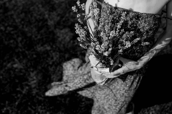 Vacker Kvinna Med Lavendel Blommor Handen Över Grön Naturlig Bakgrund — Stockfoto