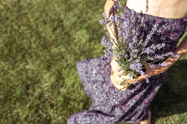 美丽的女人 手中拿着薰衣草花 绿油油的自然背景 — 图库照片