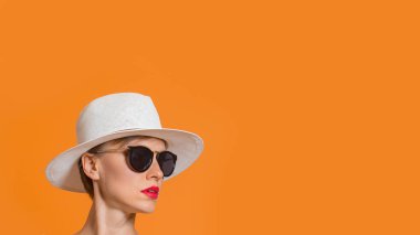 Siyah güneş gözlüğü takan güzel kadın, minimum stil, bahar ve yaz moda konsepti.