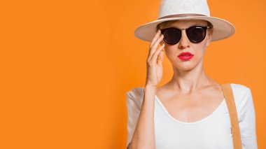 Siyah güneş gözlüğü takan güzel kadın, minimum stil, bahar ve yaz moda konsepti.