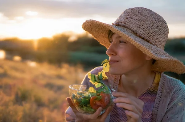 Vackra Kaukasiska Kvinna Äta Sallad Över Grön Naturliga Bakgrund — Stockfoto