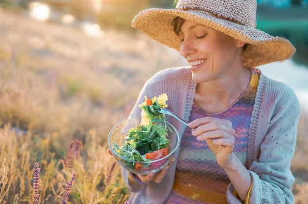 Vackra Kaukasiska Kvinna Äta Sallad Över Grön Naturliga Bakgrund — Stockfoto