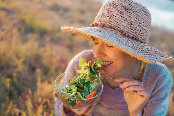 Salata yeşil doğal arka plan üzerinde yemek güzel beyaz kadın