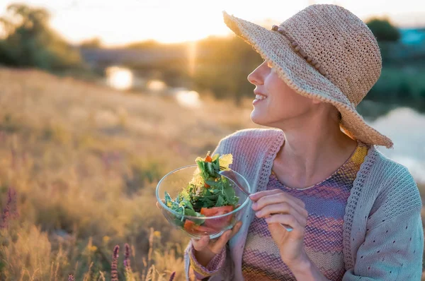 Όμορφη Καυκάσιος Γυναίκα Τρώει Σαλάτα Πέρα Από Πράσινο Φυσικό Υπόβαθρο — Φωτογραφία Αρχείου