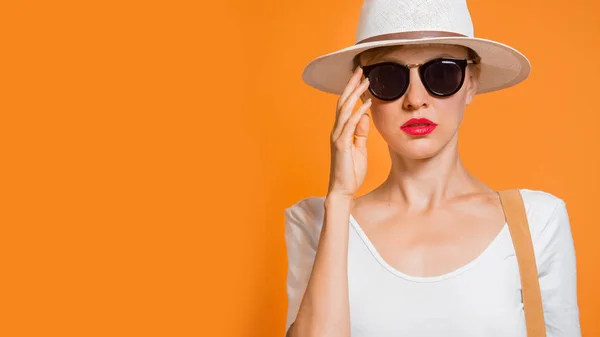 Piękne Damskie Białe Ubrania Noszące Czarne Okulary Przeciwsłoneczne Minimalny Styl — Zdjęcie stockowe