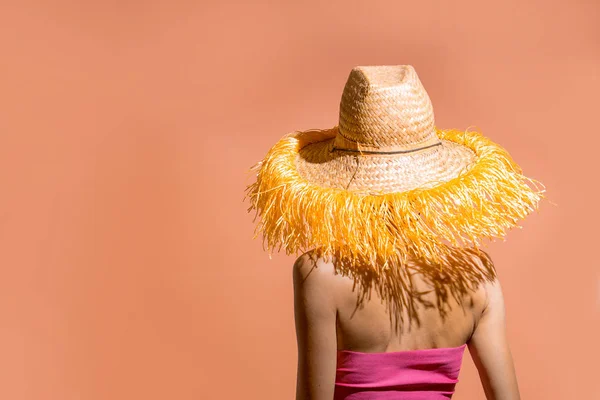 Retrato Una Atractiva Mujer Bikini Sombrero Posando Sobre Fondo Rosa —  Fotos de Stock