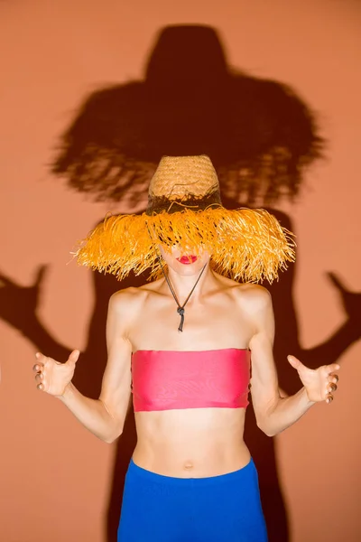 Ritratto Una Donna Attraente Sorridente Bikini Cappello Posa Sfondo Rosa — Foto Stock