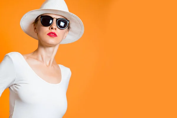 Piękne Damskie Białe Ubrania Noszące Czarne Okulary Przeciwsłoneczne Minimalny Styl — Zdjęcie stockowe