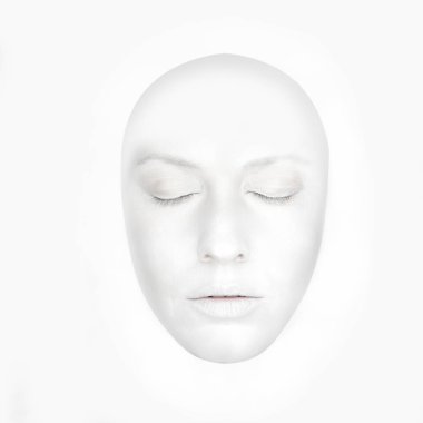 Maske gibi beyaz yüzlü kadının ön portresi.