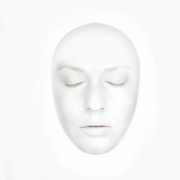 Voorportret Van Vrouw Met Wit Gezicht Als Een Masker Geïsoleerd — Stockfoto