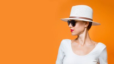  Siyah güneş gözlüğü takan güzel kadın, minimum stil, bahar ve yaz moda konsepti.