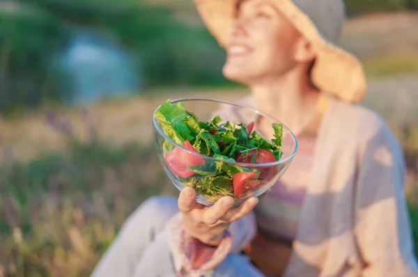 Vackra Kaukasiska Kvinna Äta Sallad Över Grön Naturliga Bakgrund — Stockfoto