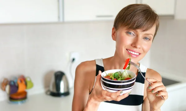 Ortrait Beautiful Woman Eating Salad White Kitchen — Stock Photo, Image