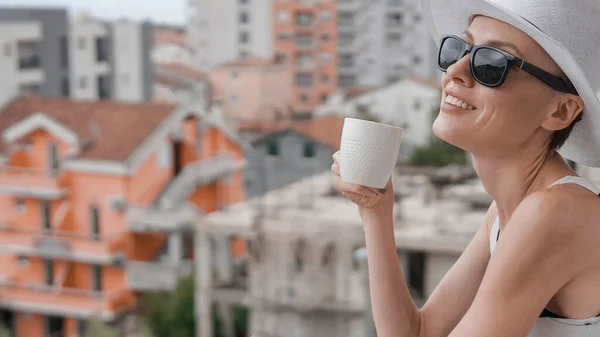 Elegant Beautiful Woman Drinking Coffee Tea Resort Summer Urban View — Stockfoto
