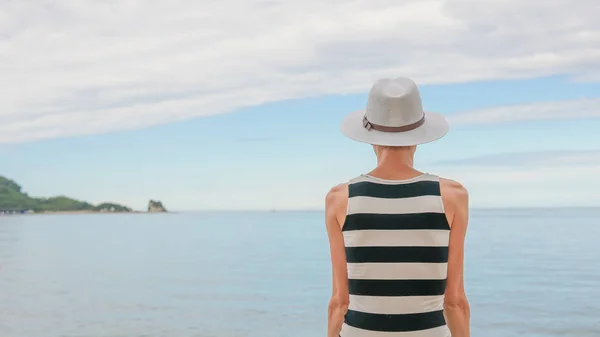 Young Girl Sea Looking Forward — Stock Photo, Image