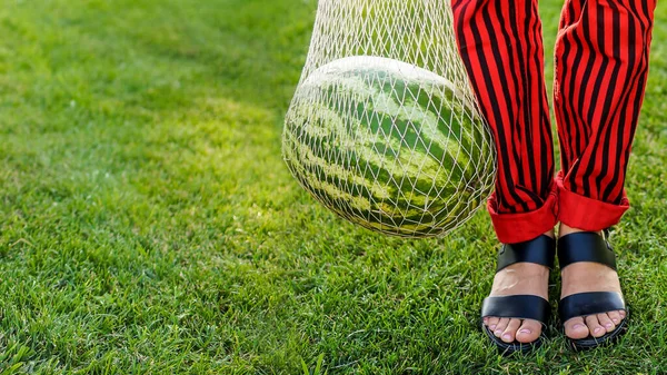 Hermosas Piernas Mujer Una Sandía Una Bolsa Red — Foto de Stock