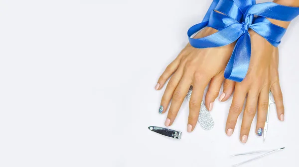 Mãos Mulher Bonita Com Manicure Cuidados Com Unhas Estilo Mínimo — Fotografia de Stock