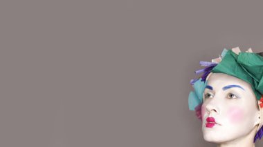 Bahçedeki genç kadının Asya tarzı portresi, yaratıcı sanat portresi.