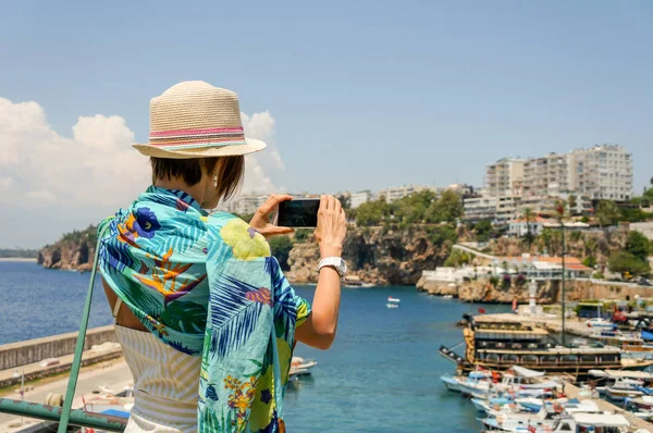 Mujer Vacaciones Pie Disfrutar Hermosos Paisajes Marinos Mirando Hacia Mar —  Fotos de Stock