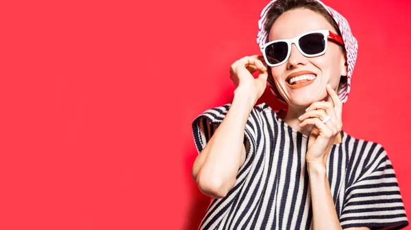 Jovem Alegre Positivo Vestida Casualmente Emoções Sentimentos Positivos — Fotografia de Stock