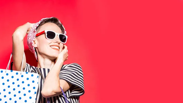 Mujer Compras Feliz Con Bolsas Compras Sobre Fondo Rojo Brillante —  Fotos de Stock