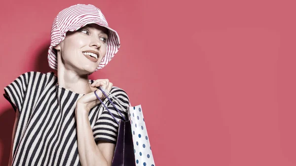Ευτυχισμένη Γυναίκα Ψώνια Τσάντες Ψώνια Πάνω Από Φωτεινό Κόκκινο Φόντο — Φωτογραφία Αρχείου