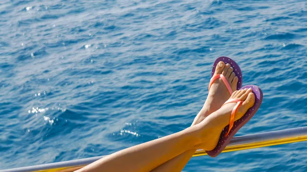 Gambe Femminili Una Bella Donna Rilassa Uno Yacht Privato Nel — Foto Stock