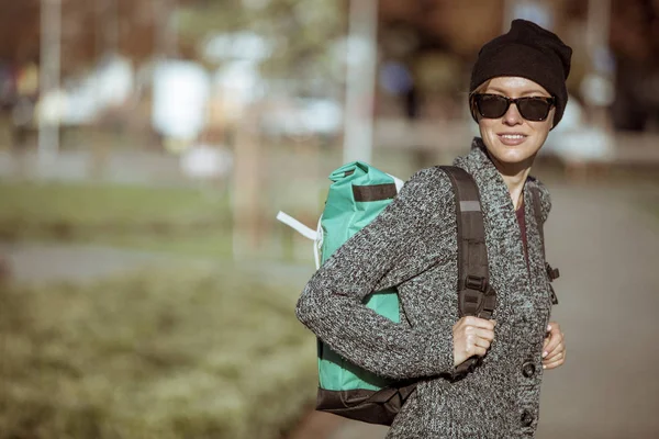 Ung Kvinna Staden Promenad Sightseeing Njuta Och Koppla Solig Vår — Stockfoto