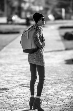 Şehirde genç bir kadın, gezer, gezer, gezer güneşli bir ilkbaharda ya da sonbahar gününde eğlenir ve dinlenir.