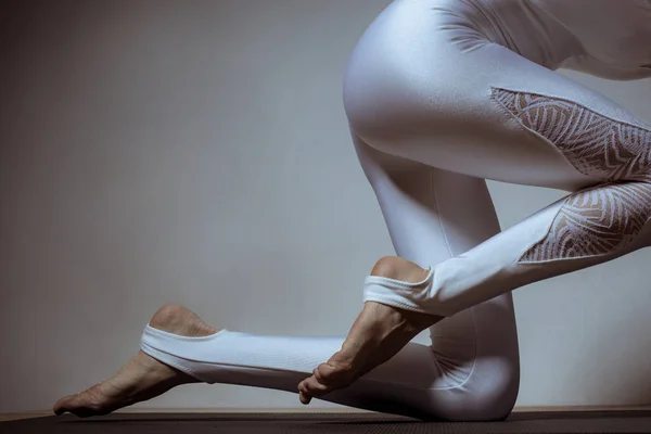 Hermosa Joven Con Ropa Deportiva Blanca Haciendo Ejercicio Gimnasio Contra —  Fotos de Stock