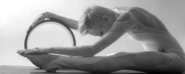 Mooie Jonge Vrouw Yogi Met Yoga Wiel Lichte Achtergrond — Stockfoto