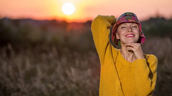 Krásná Mladá Žena Pleteným Svetrem Kloboukem Který Vychutnával Teplé Dny — Stock fotografie